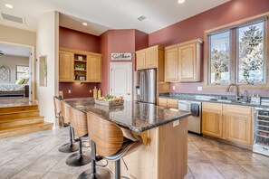 ثلاجة، ميكروويف، فرن، موقد طهي مسطح