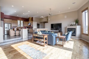 Smart TV, fireplace, books - "The View in Prescott," a Custom Home With 3 Patios + Fire Pit, Near Downtown (Prescott)