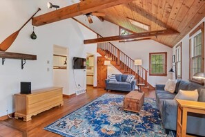 Televisio, takka, kirjoja, työhuone