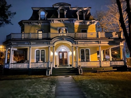 Exterior. MINI MANSION WHOLE RIGHT WING, THREE BEDROOM APARTMENT AVAILABLE AT A (LOW RATE)