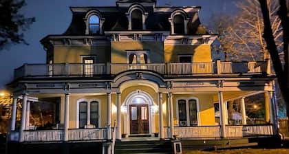 MINI MANSION WHOLE RIGHT WING, THREE BEDROOM APARTMENT AVAILABLE AT A (LOW RATE)
