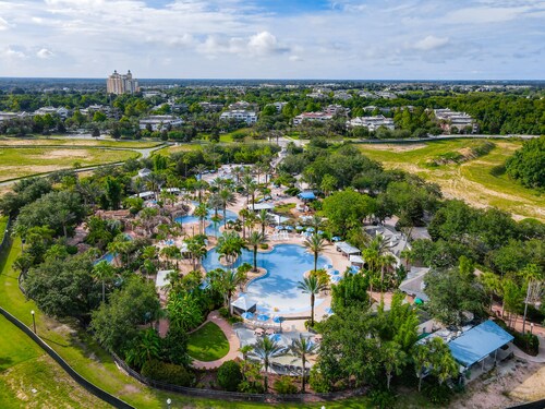 The Retreat House: An Upscale 8 Bdrm Villa with Home Theater at Reunion