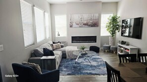 Smart TV, fireplace, books, stereo - Townhome in the Pines-Quiet Cul-de-sac-A/C-W&D-Fireplace-Close to NAU & Trails (Flagstaff)