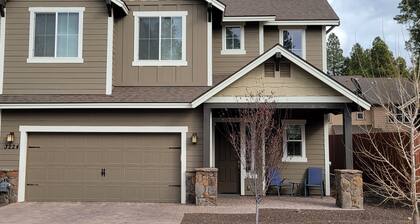 Townhome in the Pines-Quiet Cul-de-sac-A/C-W&D-Fireplace-Close to NAU & Trails