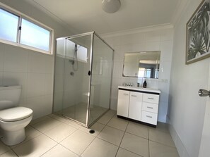 Dusche, Handtücher, Seife, Shampoo