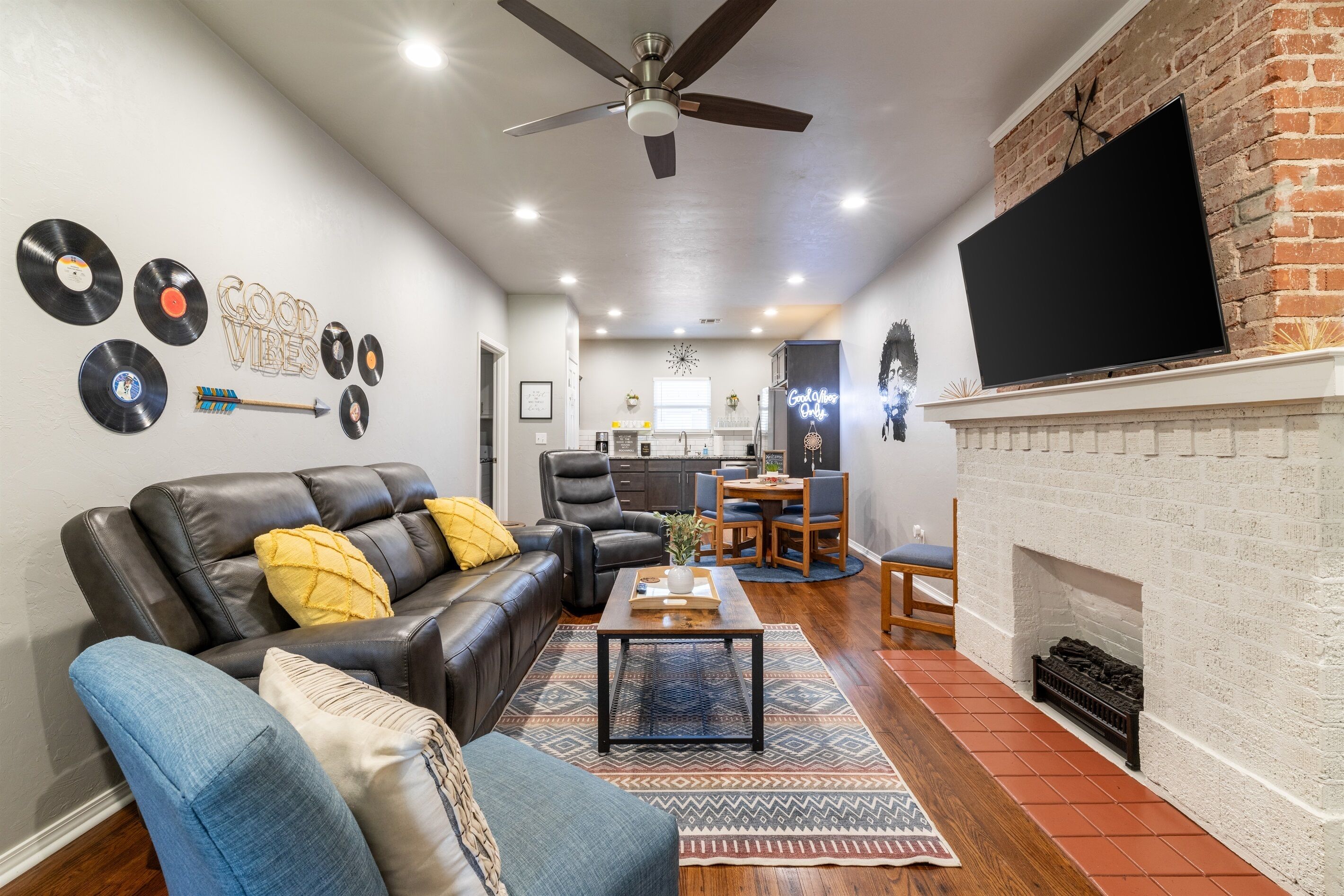 Smart-tv, een open haard, Netflix en boeken