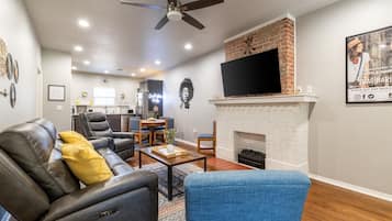 Smart-TV, Kamin, Netflix, Bücher