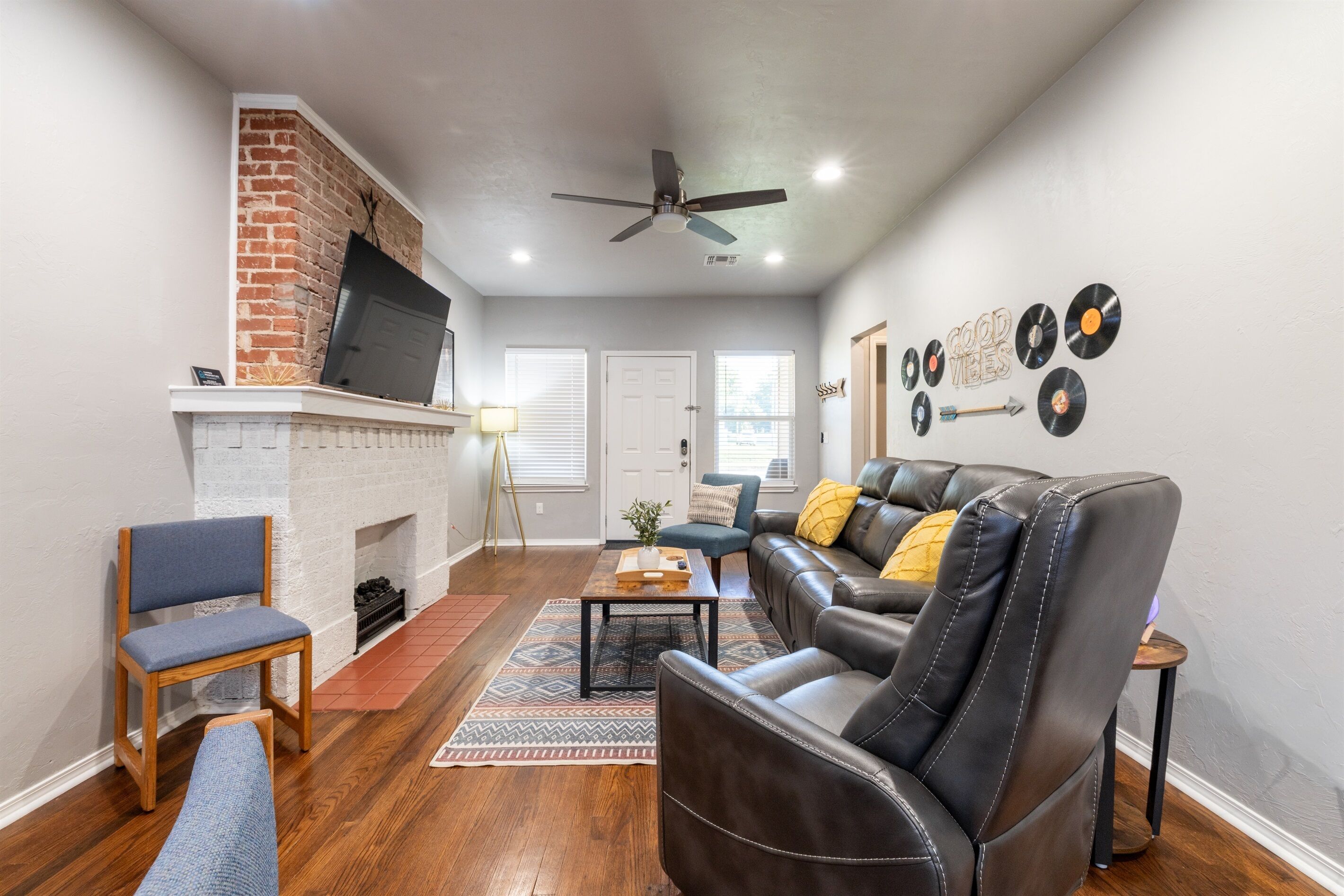 Smart TV, fireplace, Netflix, books