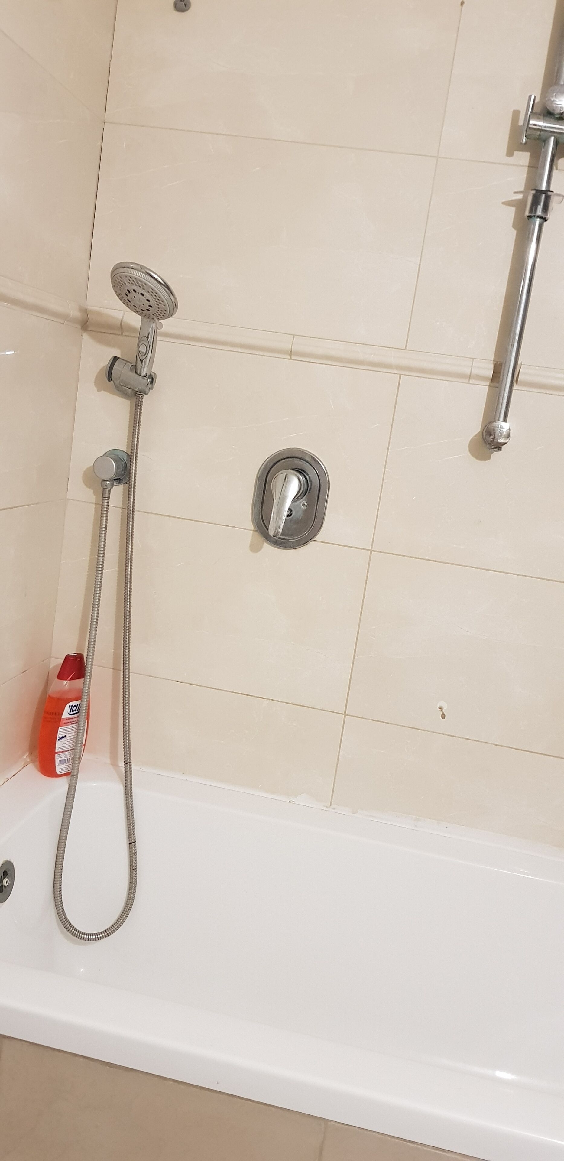 Duschwanne, Haartrockner, Seife, Toilettenpapier