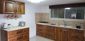 Kühlschrank, Mikrowelle, Wasserkocher mit Kaffee-/Teezubehör