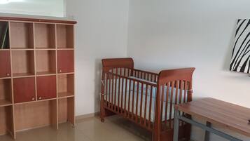 3 bedrooms, iron/ironing board, WiFi, bed sheets