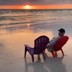 Solstolar och strandhanddukar