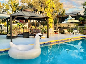 A heated pool - Amore Suite Siesta Sunset Bungalows ! Private Jacuzzi 6 Min from the Siesta Key! (Sarasota)