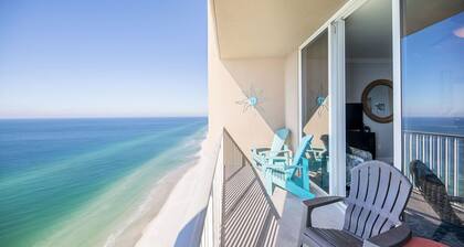 Beautiful Beachfront Penthouse with Incredible Views, Sleeps 8.