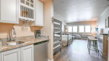 Studio, Multiple Beds, Resort View (Gateway Lodge 5073) | Living area | 42-inch flat-screen TV with cable channels, TV