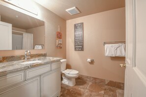 Studio, Multiple Beds, Resort View (Gateway Lodge 5073) | Bathroom | Combined shower/tub, hair dryer, towels - Gateway Lodge 5073 (Keystone)