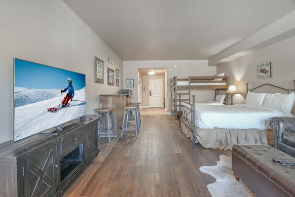 Studio, Multiple Beds, Resort View (Gateway Lodge 5073) | Living area | 42-inch flat-screen TV with cable channels, TV