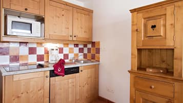 Réfrigérateur, micro-ondes, plaque de cuisson, lave-vaisselle