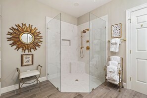 Badewanne, Haartrockner, Handtücher, Seife