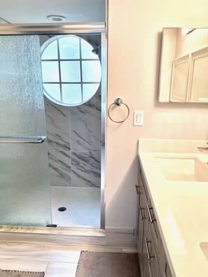 Shower, towels, soap, toilet paper - BEAUTIFUL LUXURY APARTMENT CLOSE DISNEY (Kissimmee)