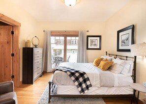 5 soverom, skrivebord, strykejern/-brett og reiseseng for barn