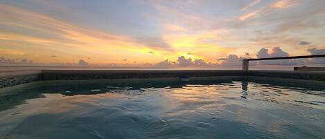 Utendørsbasseng og et oppvarmet basseng