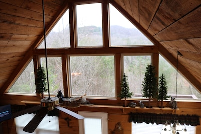 1 Bdrm w/ loft; Pet-Friendly; 1.3 miles from Dollywood & Splash Country