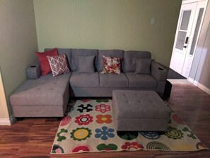 TV connectée, cheminée, lecteur de DVD, table de tennis de table