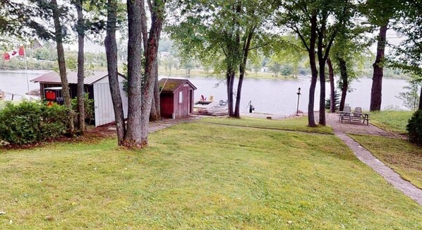 A lakeside park with a small dock, a wooden shed, and a bench. - Amazing Mattawa Riverfront, Mountain View Home, Close to Adventures & Amenities (Mattawa)