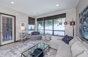 Smart TV, chimenea, videojuegos y estéreo 