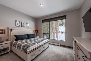 2 habitaciones, escritorio, tabla de planchar con plancha y wifi gratis 