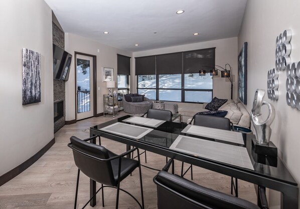 Smart TV, chimenea, videojuegos y estéreo 