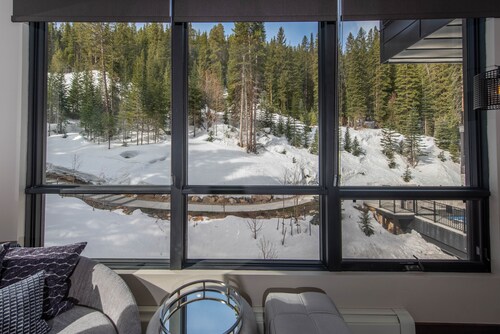 The "Powder Day" of Ski Condos! Ski-in Ski-out, Great Vibe, Chef's Kitchen + EV!