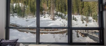 The "Powder Day" of Ski Condos! Ski-in Ski-out, Great Vibe, Chef's Kitchen + EV!