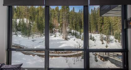 The "Powder Day" of Ski Condos! Ski-in Ski-out, Great Vibe, Chef's Kitchen + EV!