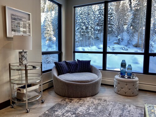 The "Powder Day" of Ski Condos! Ski-in Ski-out, Great Vibe, Chef's Kitchen + EV!