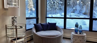 The "Powder Day" of Ski Condos! Ski-in Ski-out, Great Vibe, Chef's Kitchen + EV!