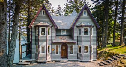Chalet by the Sea! Breathtaking Views!