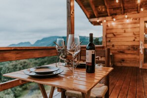Outdoor dining - Cabin in Private Forest (MORELIA)