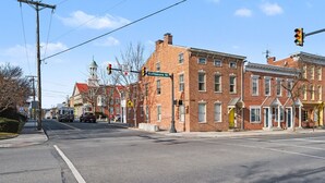 Een straatovergang met een bakstenen gebouw met de tekst 'Baltimore St'.