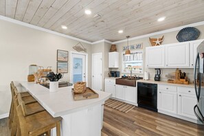 Fridge, microwave, oven, stovetop - Ocean View-Private Pool (Mexico Beach)