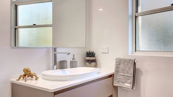 Regadera, secadora de cabello, toallas, jabón