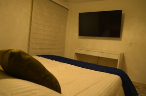 Exclusive Triple Room | Individually decorated, individually furnished, iron/ironing board - Hotel Castillo (Medellín)