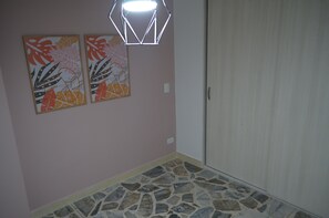 Exclusive Triple Room | Wardrobe - Hotel Castillo (Medellín)