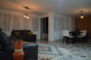 Exclusive Triple Room | Living area | Flat-screen TV - Hotel Castillo (Medellín)