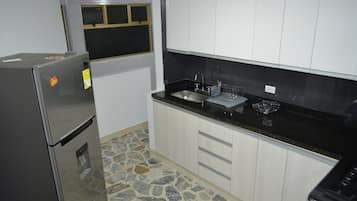 Exclusive Triple Room | Private kitchen | Fridge, microwave, oven, stovetop