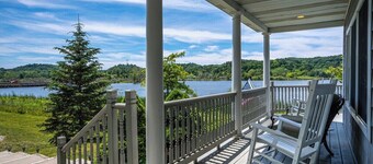 Open year round for adventure and relaxation.  Cozy winter escape less than 20 minutes from Crystal Mountain!