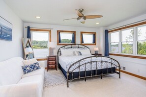 5 bedrooms, desk, iron/ironing board, free WiFi - Open year round for adventure and relaxation.  Cozy winter escape less than 20 minutes from Crystal Mountain! (Frankfort)