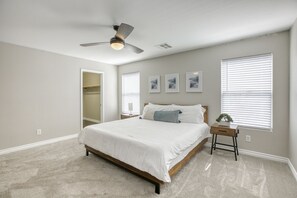 5 bedrooms, desk, iron/ironing board, free WiFi - The Cloud9: Stylish, spacious and comfort at its finest (Las Vegas)