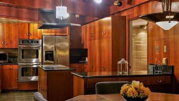House | Private kitchen | Fridge, microwave, oven, stovetop